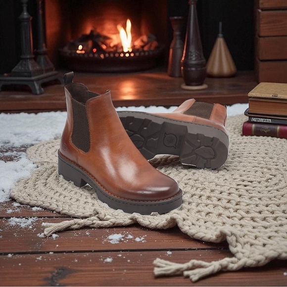 NWT BORN boots Verona leather booties shoes brown chelsea or Ralph Lauren style - Picture 2 of 3